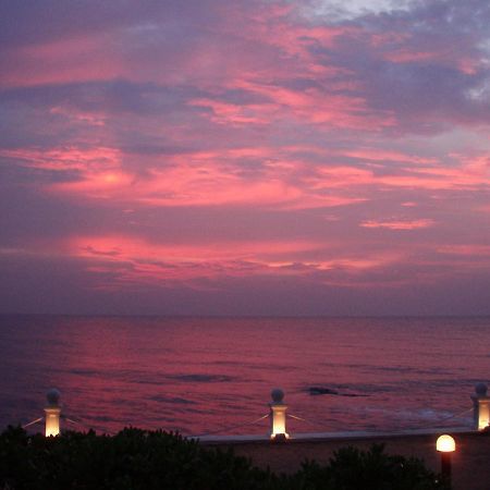 Coral Breeze Colombo Hotel Exterior photo